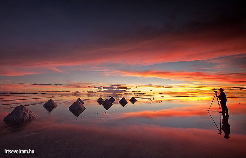 Sóhalmok, naplemente és fotós a Salar de Uyuni-nál