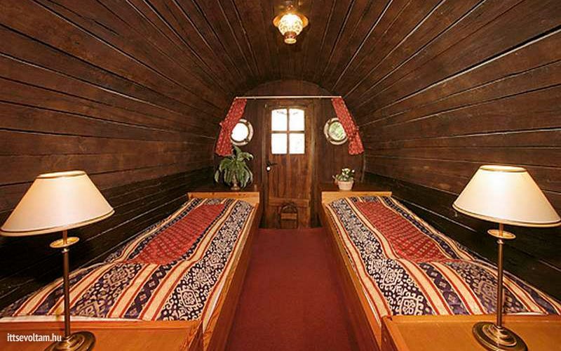 Kétágyas szobák kiszuperált hordókban