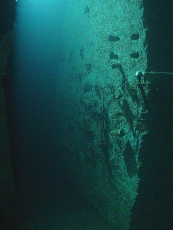 Régi villanyvezetékek vízzel ellepve