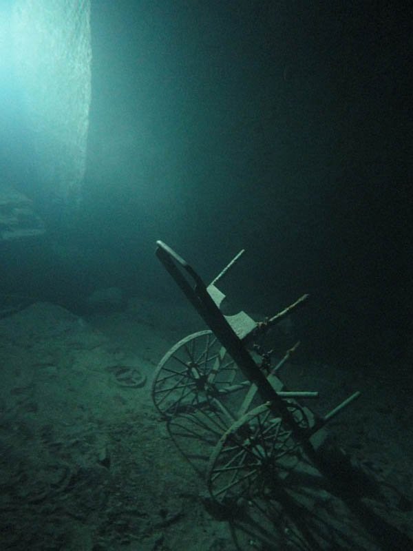 Elhagyatott kézi kocsi a víz alatt