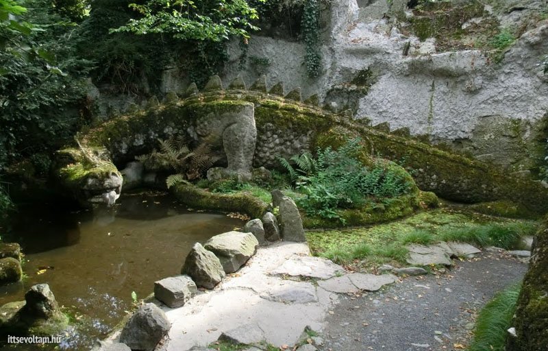 Az egyik fő látványosság a 13 méteres kő sárkány