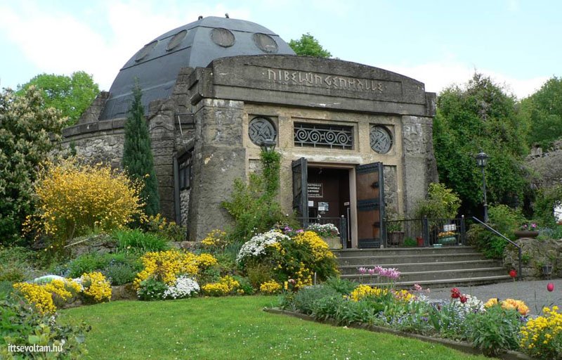 A Nibelungehalle bejárata