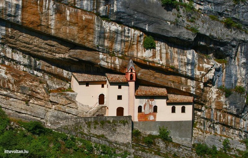 Valóság vagy álom? Templom a sziklafalba építve