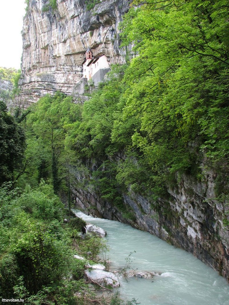 A Leno folyó szurdokába vésték