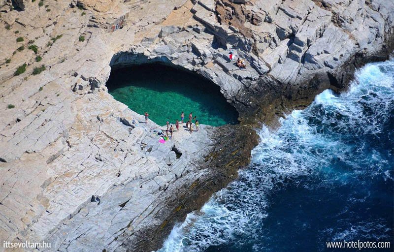 Felülnézetből is csodálatos látvány a Szirének medencéje