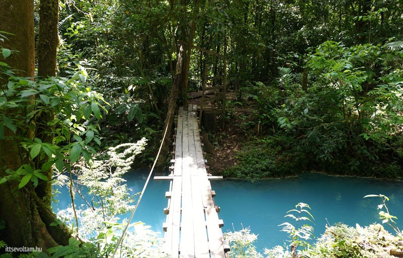 Romantikus gyaloghíd a Rio Celeste folyón keresztül
