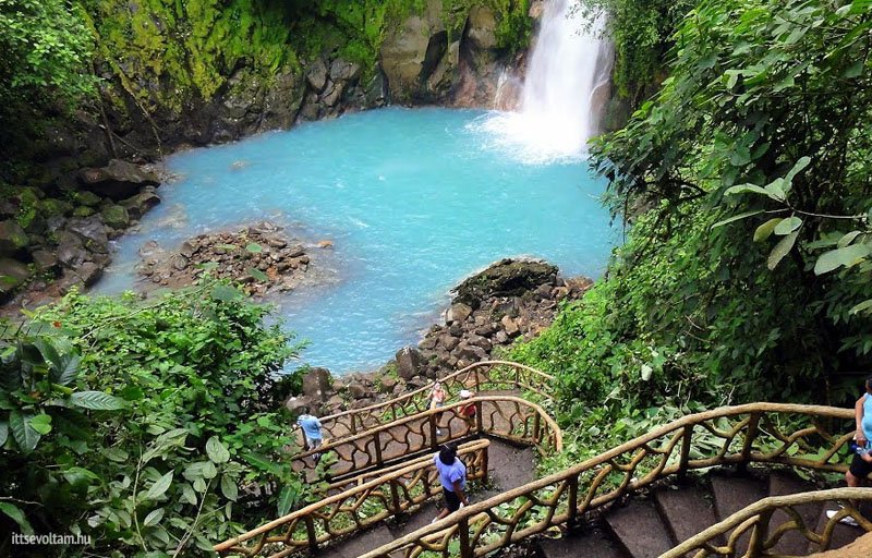 Külön turista ösvény vezet a partjára