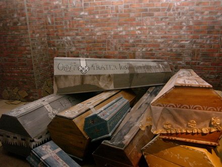 Változatos kézzel festett minták a koporsókon