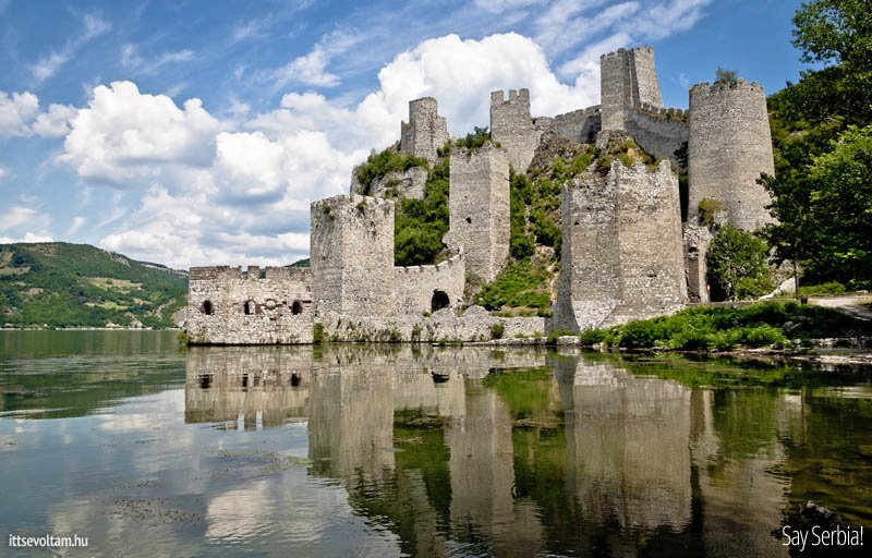 Gyönyörű látvány - Galambóc vára a Duna partján