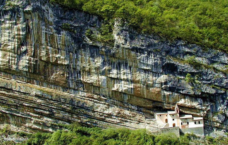 Tündéri kistemplom lehetetlen helyszínen