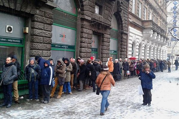 20130128-nemzeti-szinhaz-sorban-allas-sor3