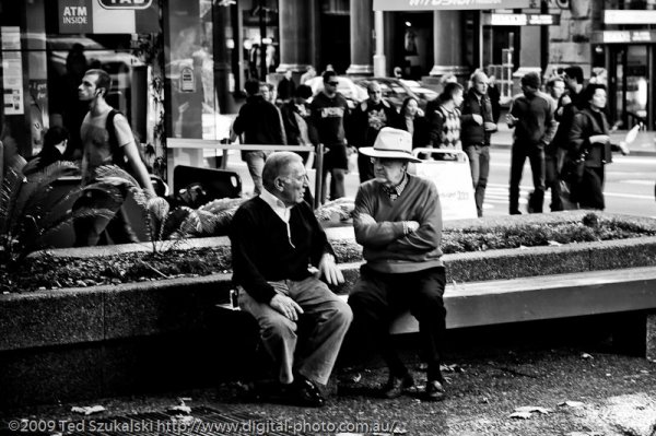 Old-men-talking-on-a-bench_MG_2798