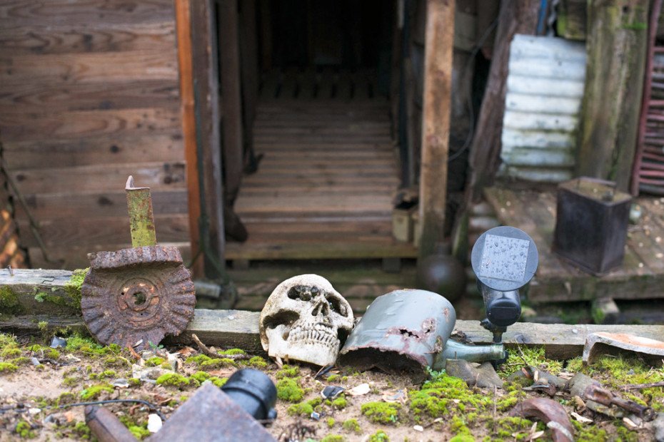 Emberi maradványokkal tele a föld